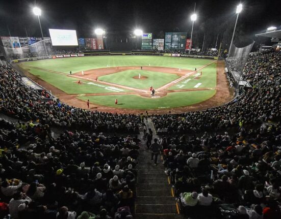 La apertura del estacionamiento es a las 17:00 horas
