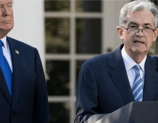 El presidente de Estados Unidos nombró a Jerome Powell para dirigir la institución durante su primer mandato en 2018, pero ahora lo acusa de politizar el banco central estadounidense.