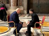 El presidente de Estados Unidos, Donald Trump, y al presidente de Ucrania, Volodymyr Zelensky
