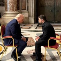 El presidente de Estados Unidos, Donald Trump, y al presidente de Ucrania, Volodymyr Zelensky